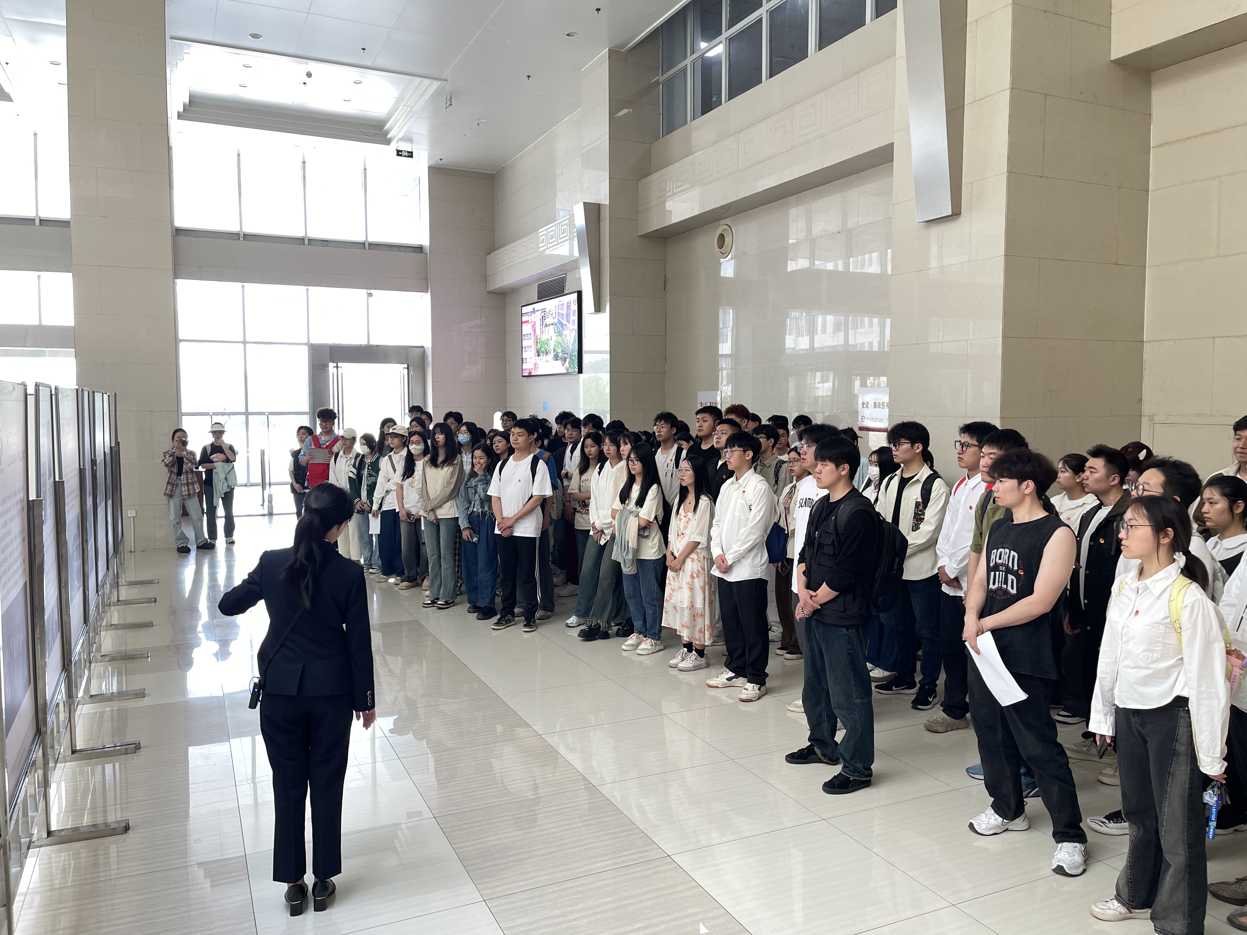 2024年4月15日《对话1927》图片展走进湖北工业大学 (1).jpg 2024年4月15日《对话1927》图片展走进湖北工业大学 (1).jpg